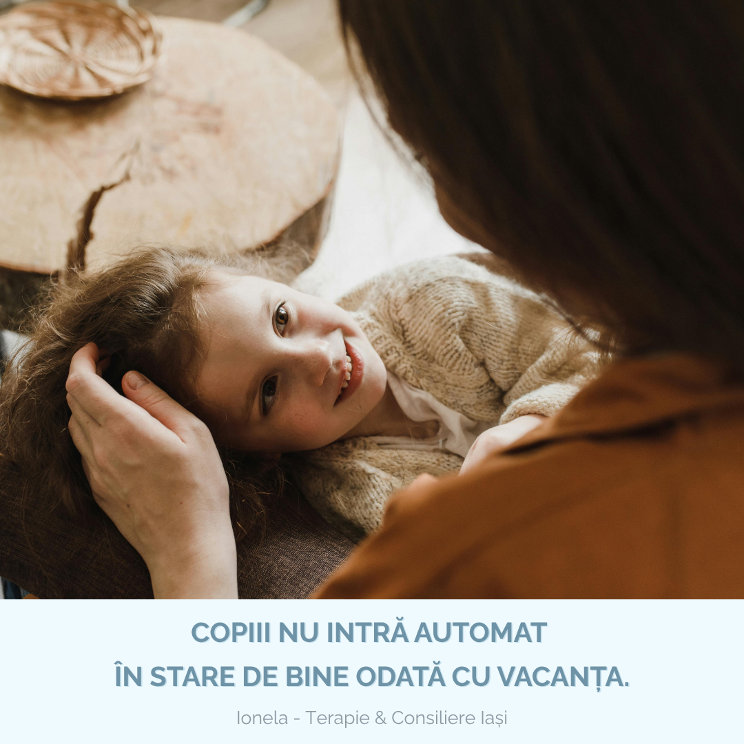 copil într-un moment calm de conectare și reglare emoțională alături de un părinte